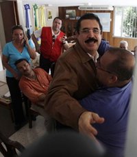 Zelaya anuncia que Insulza llegará este martes a Honduras