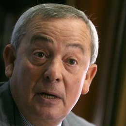 Imagen de Carlos Solchaga en un desayuno