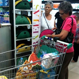 Mujer con cesta de la compra