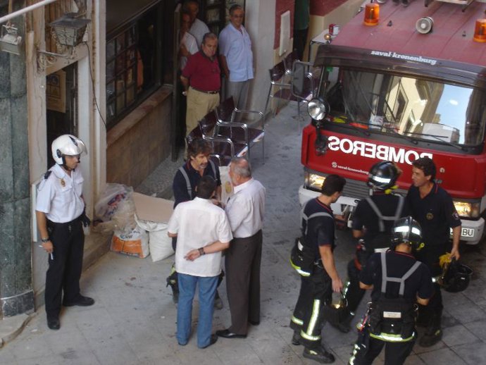 Operarios en el lugar del siniestro