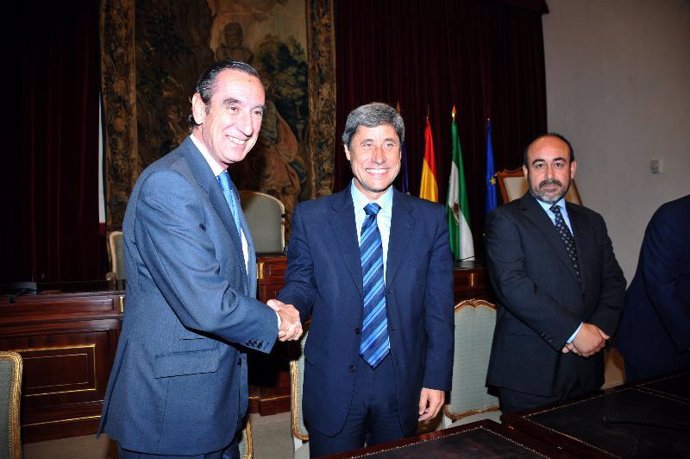 Los presidentes de la Diputación y de la Caja Rural de Córdoba tras la firma del