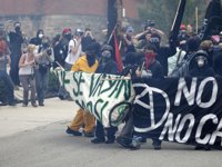 La Policía utiliza gases lacrimógenos contra los manifestantes antisistema 