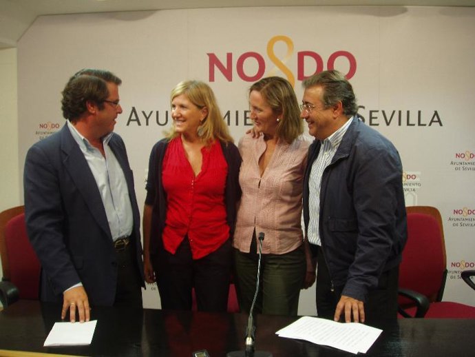 Zoido, con tres concejales del PP