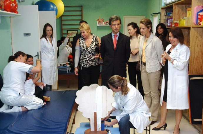 La Infanta Elena visita un hogar escuela para discapacitados en Brasil