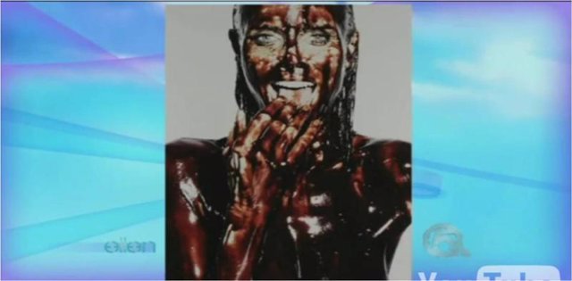 La modelo Heidi Klum, cubierta de chocolate