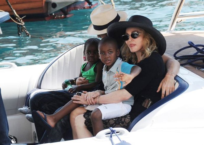 Madonna con sus hijos adoptivos y Jesús Luz