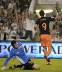 El Valencia vence con Zigic como verdugo de su ex equipo