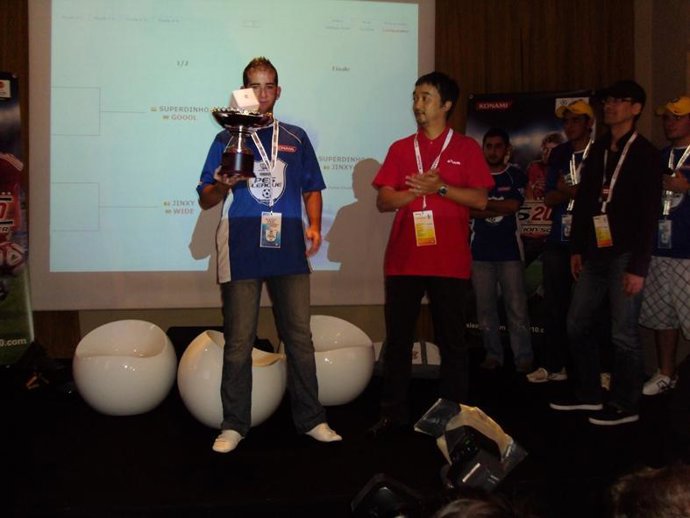 Superdinho, el campeón español de Pro Evoltuion Soccer
