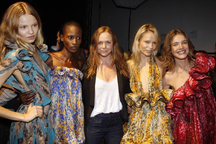 Stella McCartney rodeada de modelos