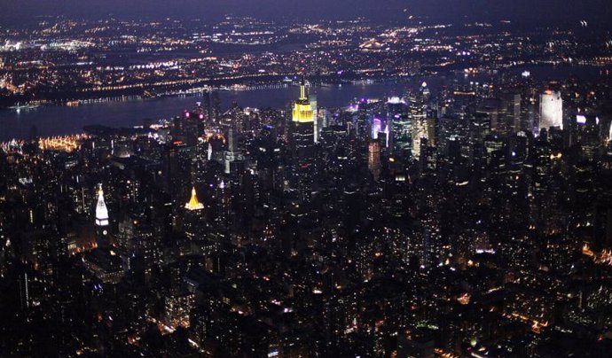 Vista aérea de la ciudad de Nueva York (Estados Unidos) de noche