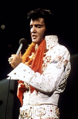 El cantante Elvis Presley en un concierto