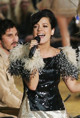 La cantante Lily Allen actúa en un desfile de Chanel