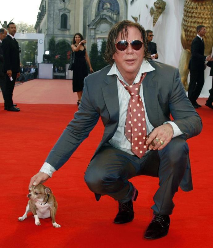 Mickey Rourke con su chihuahua