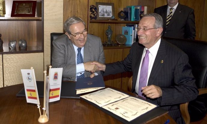 Momento de la firma entre los dos alcalde