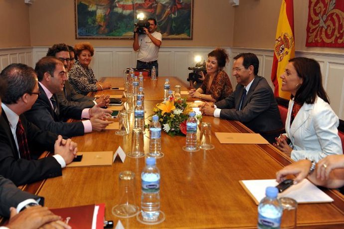 Reunión en el Parlamento de Canarias con el presidente de la Federación Española