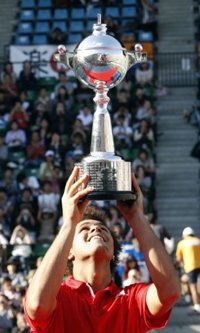 Tsonga vence y logra su tercer torneo del año