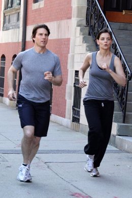 Tom Cruise y Katie Holmes haciendo ejercicio