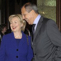 Clinton y Lavrov se reúnen en Moscú en un intento estadounidense de endurecer las sanciones contra Irán