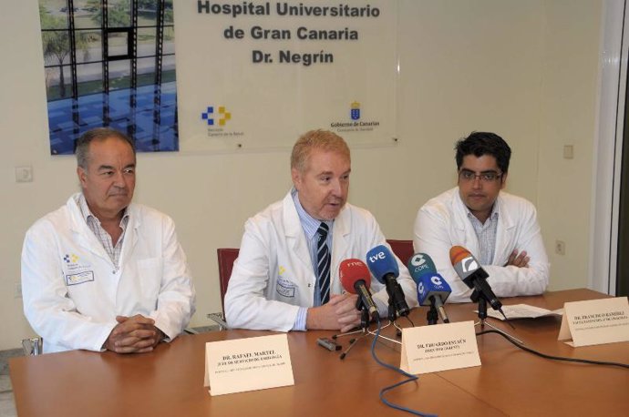 De izquierda a derecha, el jefe del servicio de Urología del Hospital Universita