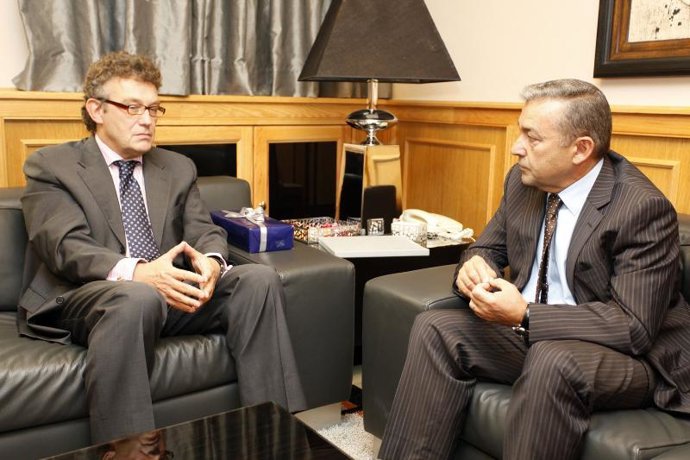 El presidente canario mantiene una reunión con el embajador de Polonia en España