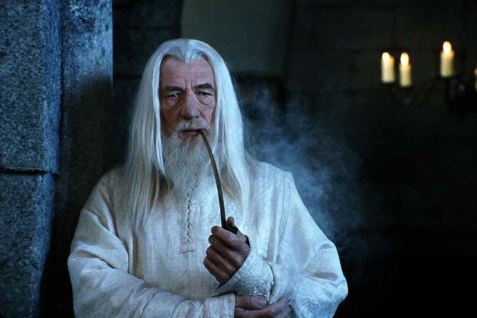 Sir Ian McKellen es Gandalf en El Señor de los Aniloos