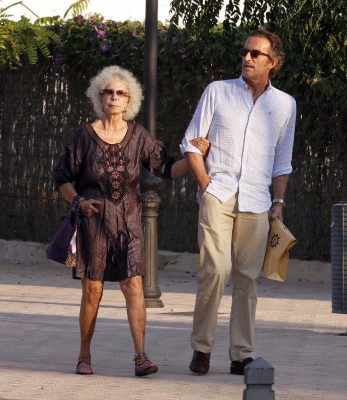 La Duquesa de Alba y Alfonso Díez de compras por Ibiza