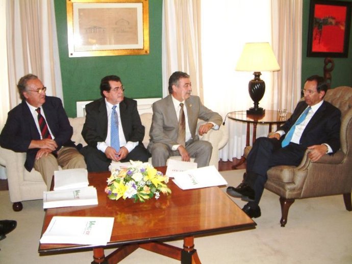 El presidente del Parlamento, Antonio Castro, recibe a los representantes de la 