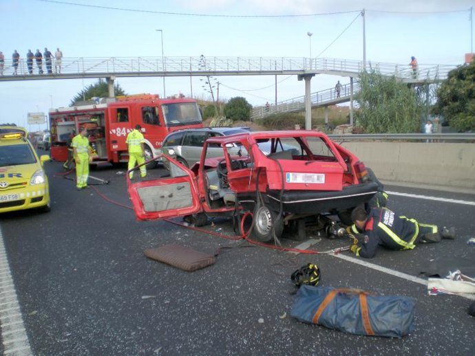 La mujer quedó atrapada en el coche en plena autopista