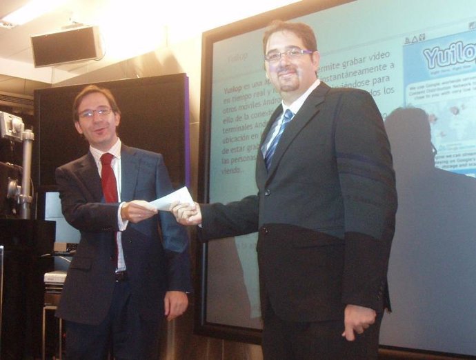 Julián Moreno (izq.) recoge, de manos de Carlos Ángel Marín –de Movilfórum- (dch