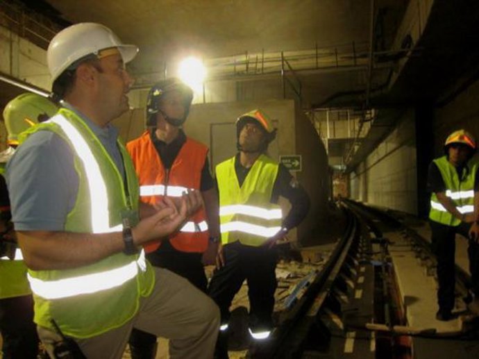 Bomberos en los túneles del metro