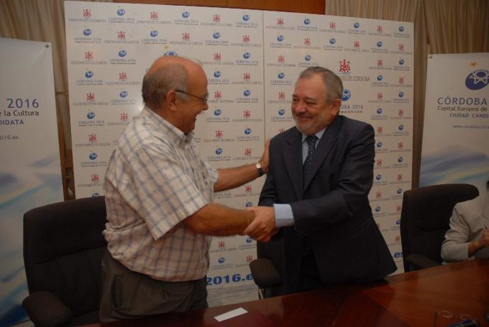 El alcalde de Córdoba con el representante de Proyecto Hombre