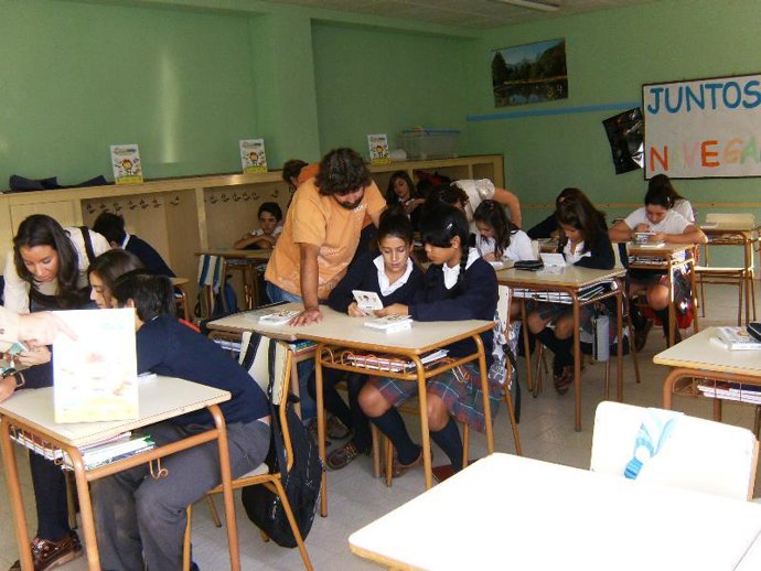 Niños juegan con Nintendo DS en un colegio