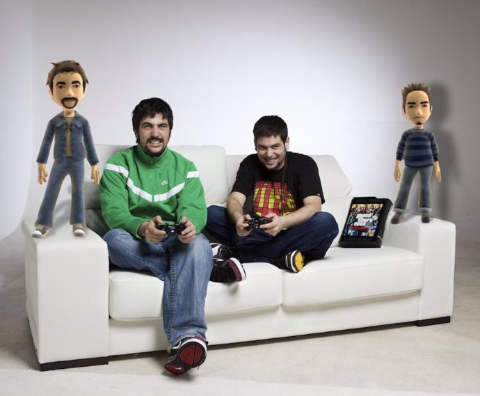 Los hermanos David y José Muñoz juegan con la consola Xbox 360