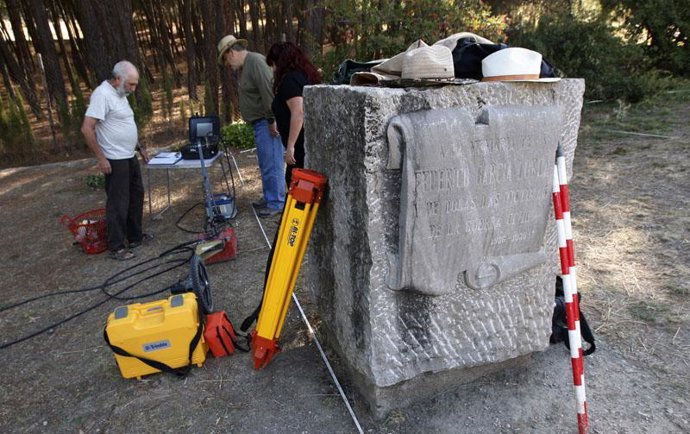 Trabajos en la fosa de Federico García Lorca