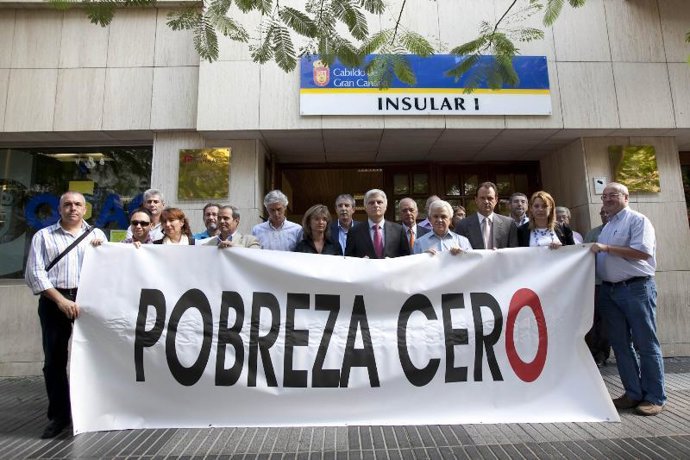 Representantes del Cabildo de Gran Canaria y de varias organizaciones guardan ci