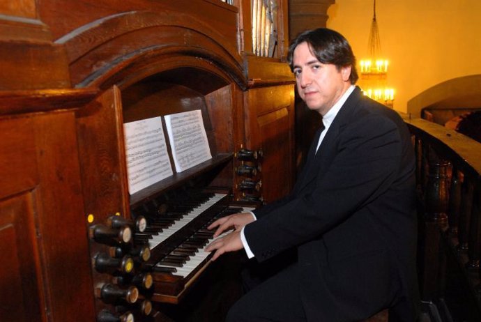 Roberto Fresco es organista titular en La Almudena