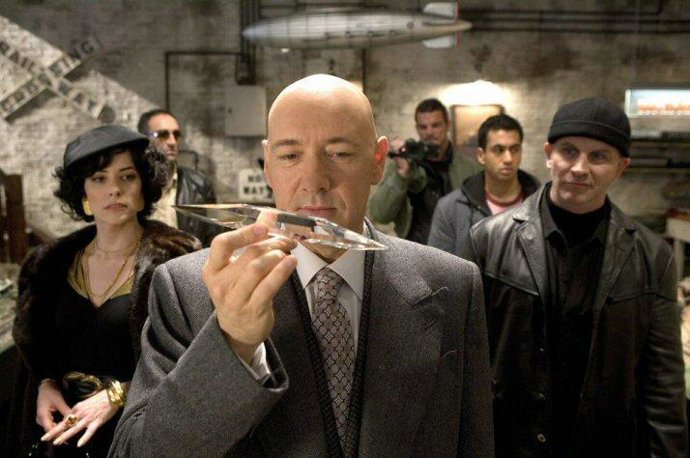 Lex Luthor manipula un cristal de almacenamiento en Superman Returns