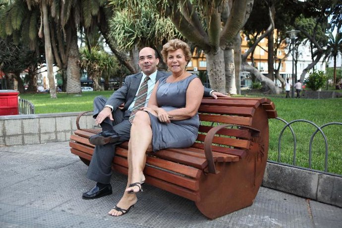 Roberto Moreno y Nardy Barrios en uno de los nuevos bancos