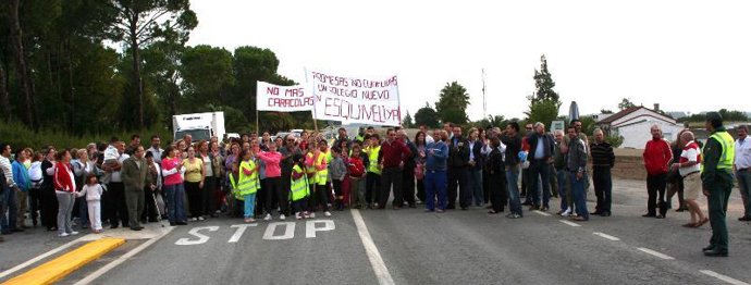 Corte de carretera en Esquivel