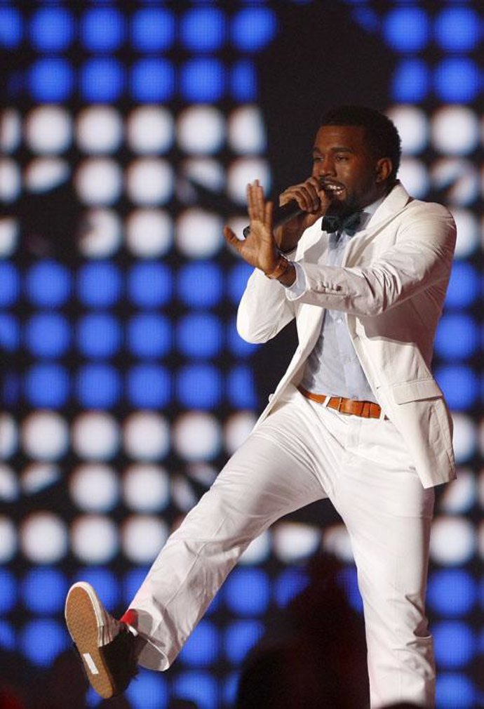 Kanye West suprime un vídeo con violencia y sexo explícitos