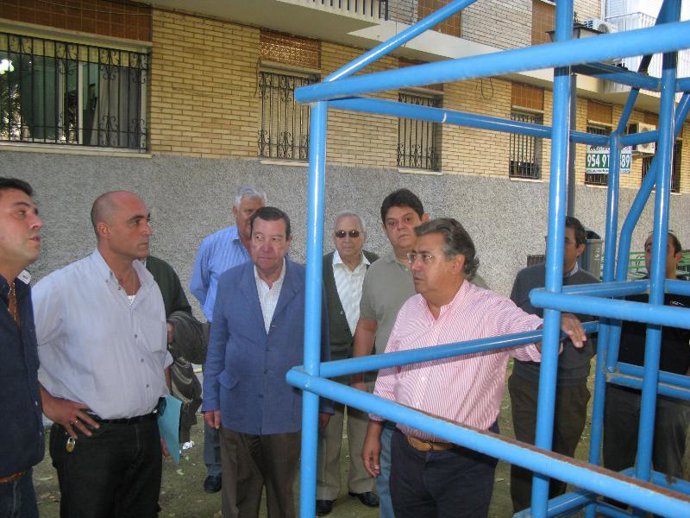 Zoido inspecciona el parque con los vecinos de La Carrasca