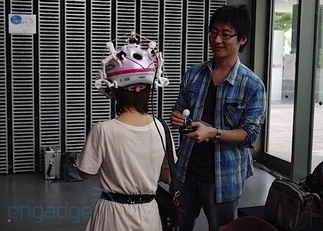 Un joven japones prueba el casco con su novia