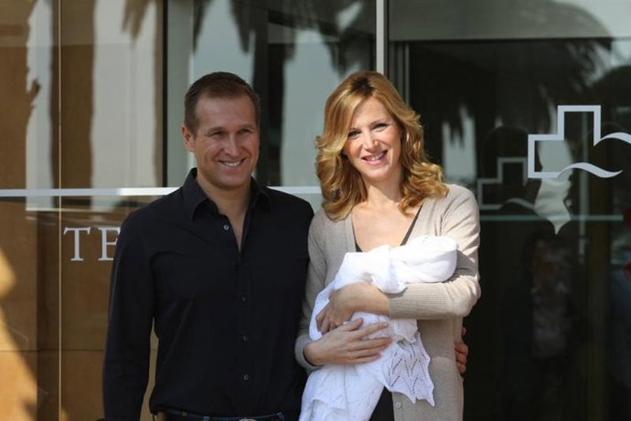 Alejandra Prat y Juanma Alcaraz presentan a su hijo Alejandro