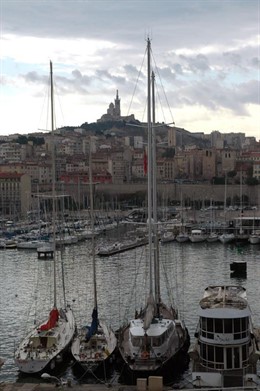 Vista del puerto y del santuario de Nuestra Señora de la Guardia