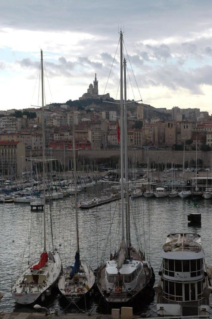Vista del puerto y del santuario de Nuestra Señora de la Guardia