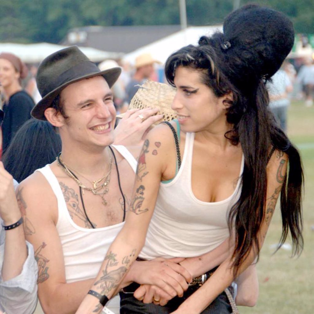 Amy Winehouse y su ex, 'casados' a través de Facebook