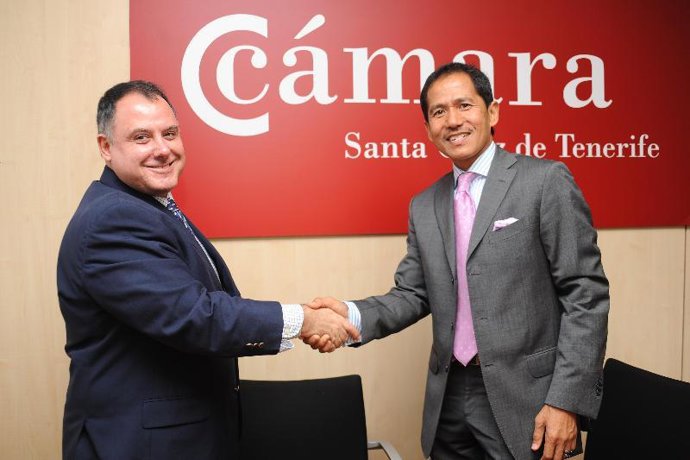 El vicepresidente de la Cámara de Comercio, Arturo Escuder, saluda al embajador 