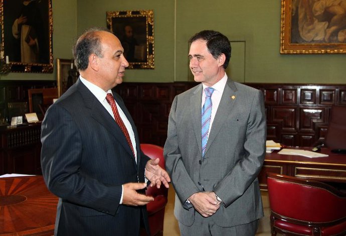 El rector de la UNIA conversa con el rector de la US