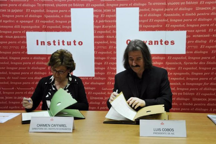 La directora del Instituto Cervantes, Carmen Caffarel, y el presidente de la Soc