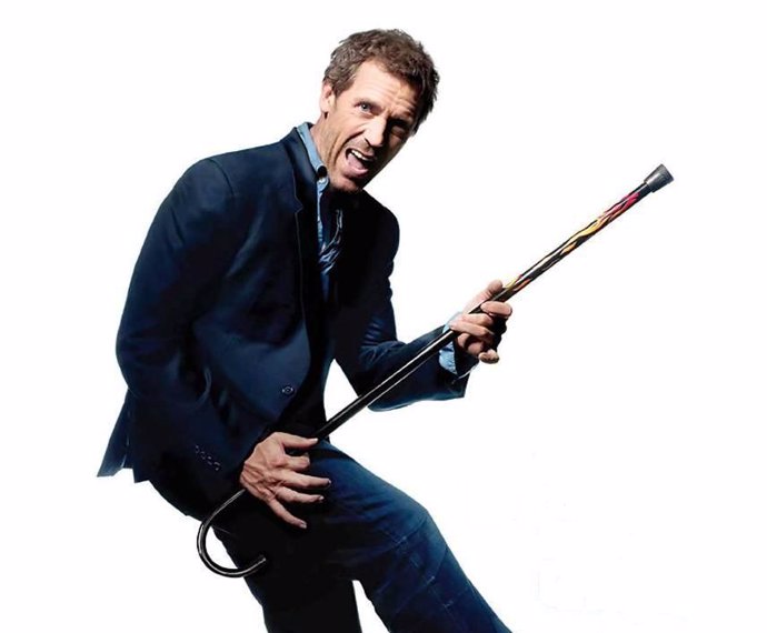 El actor Hugh Laurie simula tocar una guitarra con el bastón en el papel de Hous